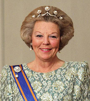 Koningin Beatrix in groen-witte galajurk