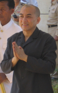 Koning Norodom Sihamoni van Cambodja met handen in biddende stand