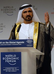 Sheikh Mohammed - emir van Dubai - achter spreekgestoelte tijdens een speech