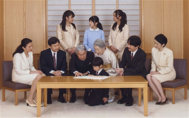 oud-keizer Akihito, oud-keizerin Michiko, keizer Naruhito, keizerin Masako, prinses Aiko, kroonprins Akishino, kroonprinses Kiko, prinses Mako, prinses Kako die kijken naar een lezende prins Hisahito
